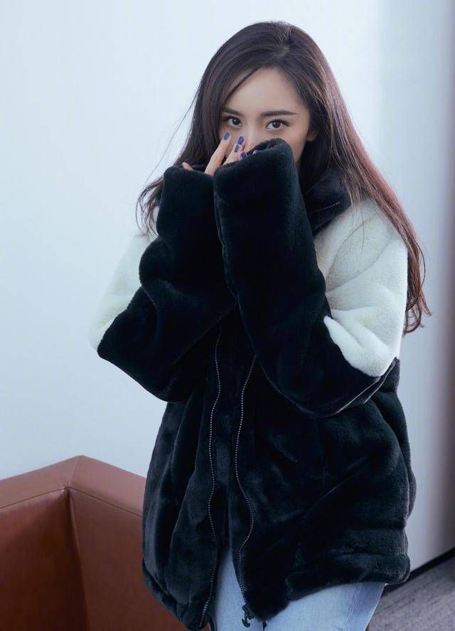 冬日|35岁杨幂晒冬日新造型，穿羊羔毛外套也难掩好身材，腿是真的细