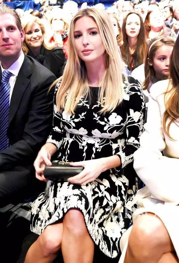 伊万卡如今心宽体胖,穿薄纱外套身材圆润,露出大象腿笑得也开心