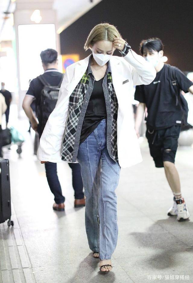 宁静|48岁宁静身材真瘦，机场叠穿“4层衣服”也不显胖，羡慕“姐姐”