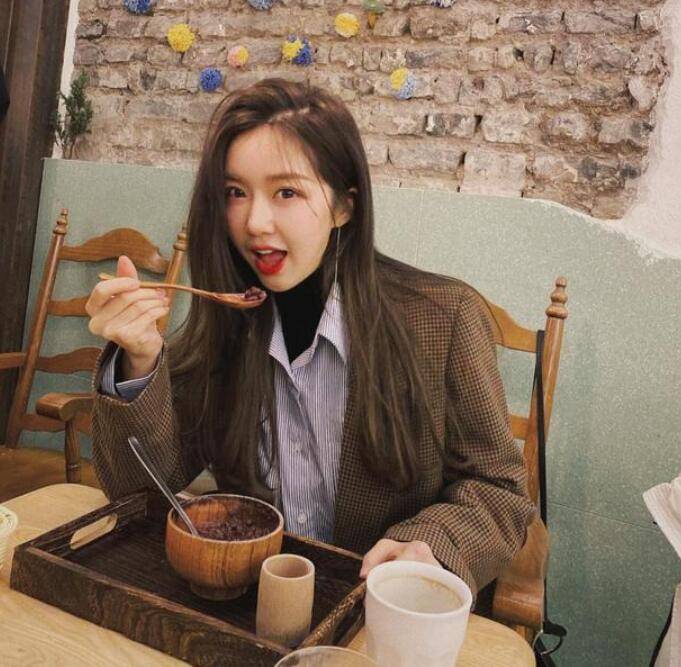 毛衣|千鸟格的西服外套自带高级感,细格纹元素加入能够让整体的造型看起来颇为丰富