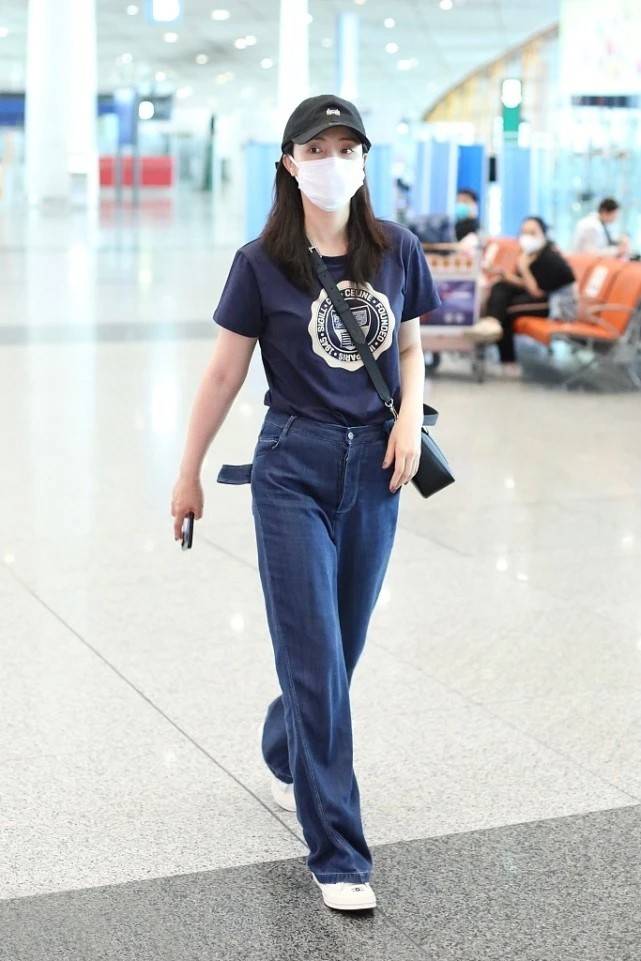 董璇真|42岁董璇真令人羡慕，随意穿条“拖地长裤”，造型都很显好身材