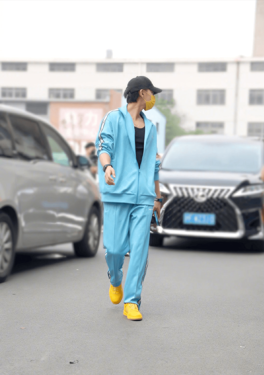 运动服|黄子韬的穿搭太时髦，一身运动服穿出“秀场范”，天生的衣服架子