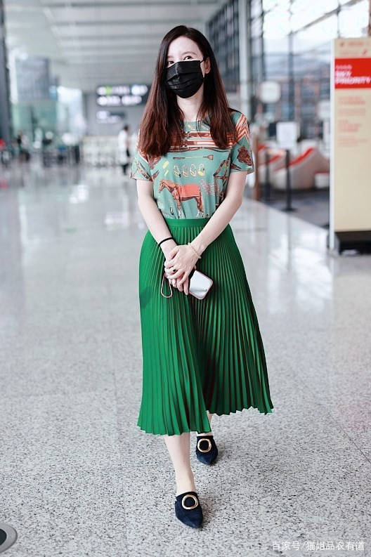 视觉|40岁的张萌真敢穿，大胆挑战绿百褶裙配绿T，果然老板娘就是自信