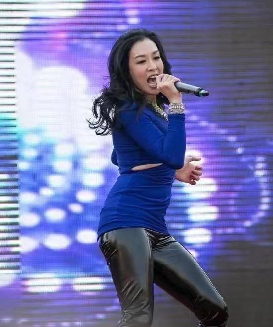 身材|钟丽缇真敢秀,微胖身材穿紧身裙还剪两洞,就是挤出赘肉不太美