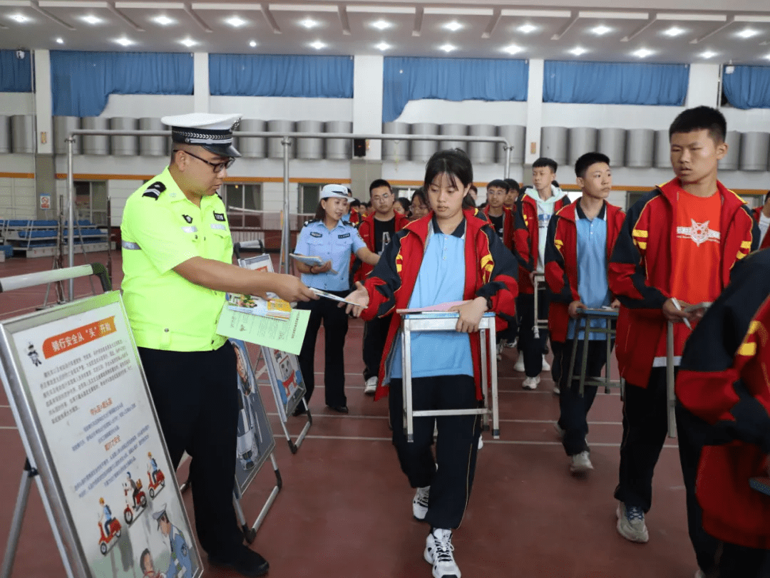 吕梁|护航“开学季”吕梁交警上好交通安全“第一课”