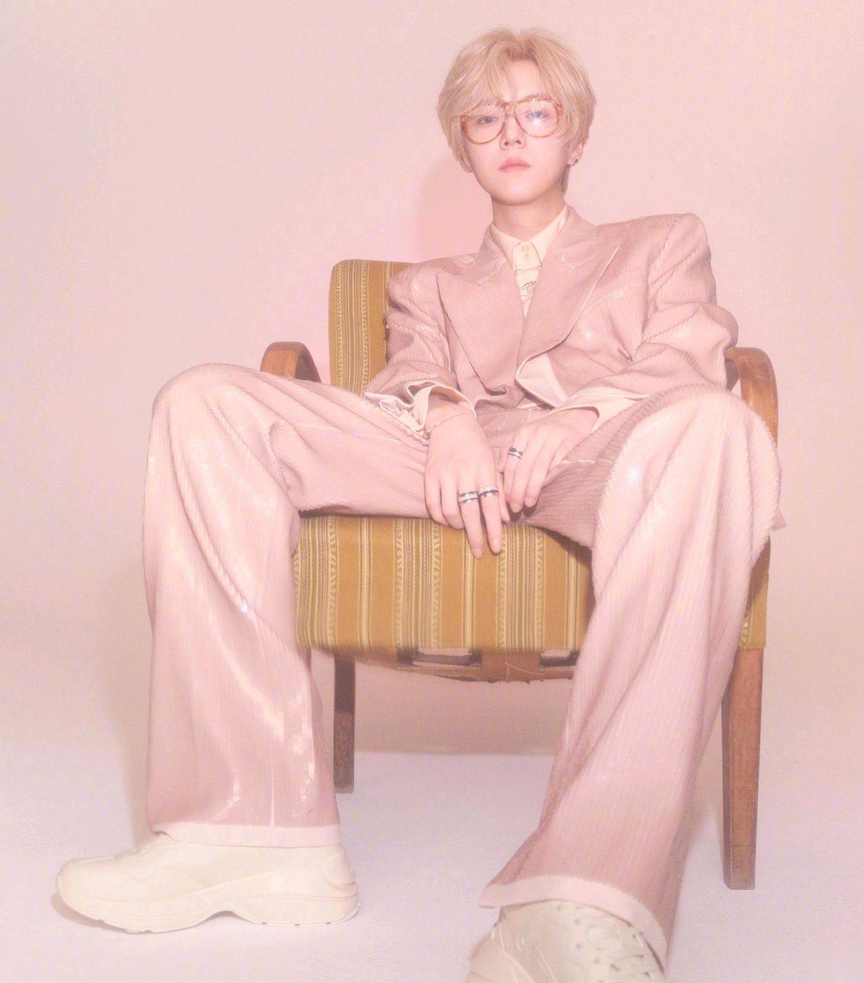 原创鹿晗红秀12周年封面颜值依旧很抗打31岁再现粉嫩童颜