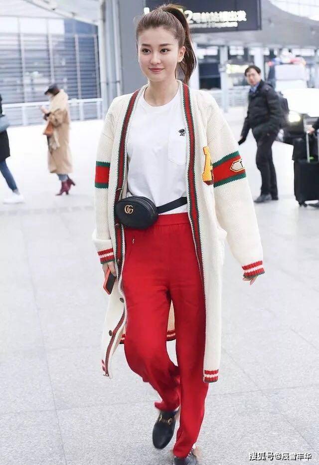 身材|学宋祖儿这样穿针织衫,衣角拧成麻花配喇叭裤,一身黑照样显年轻
