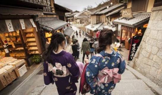 中国游客在日本，街道很干净，人有礼貌，但一到晚上就“尴尬”了