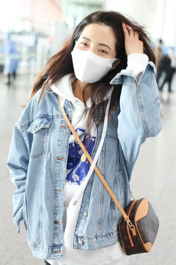 身材|陈松伶真是时髦阿姨,穿牛仔衣配印花裙太减龄,比小8岁老公洋气