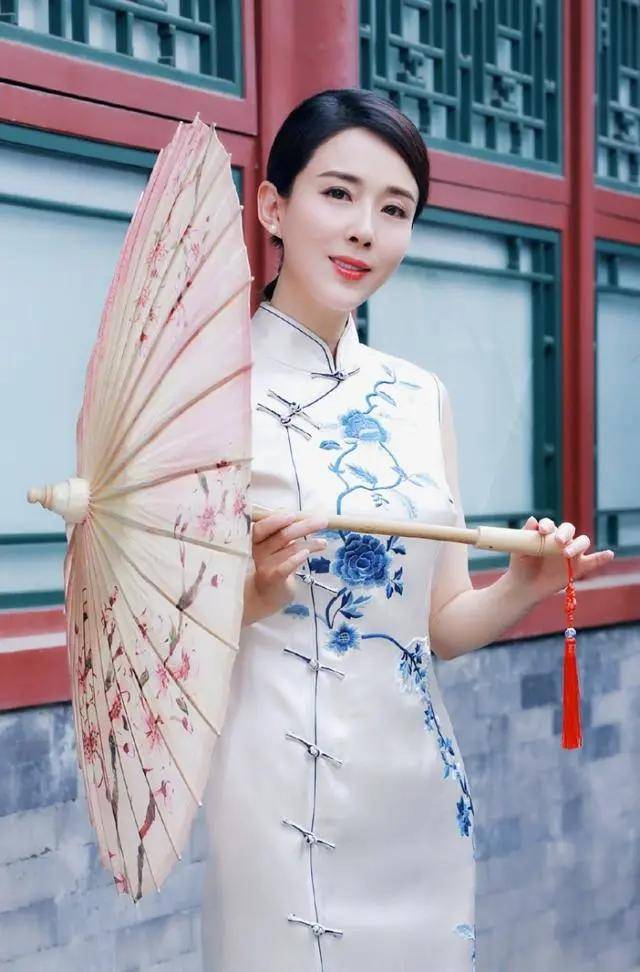 身材|“最美嫦娥”颜丹晨穿粉旗袍好优雅，温柔淡然，美得让人移不开眼