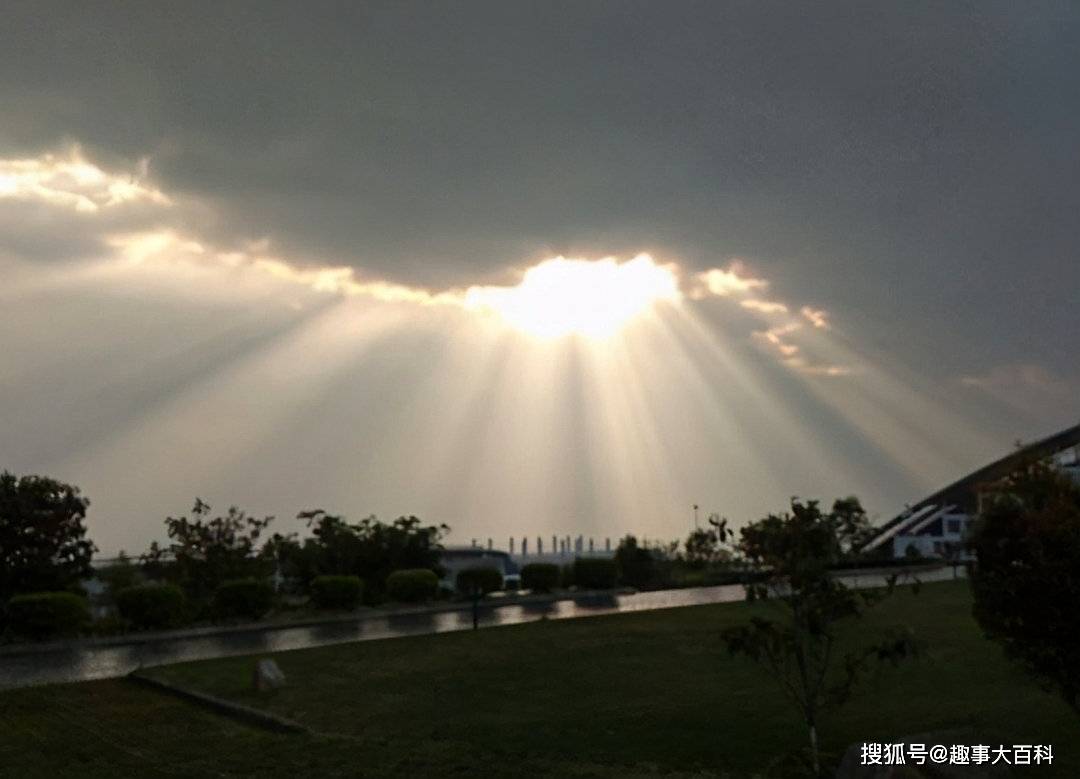 沈阳天空出现巨型光柱,专家:真实天象