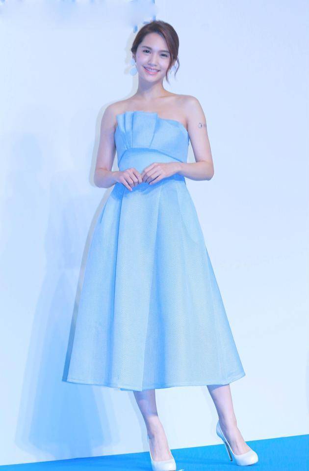 杨丞琳|杨丞琳不装嫩也挺有魅力,穿深V礼服成熟性感,后背镂空惹眼抢镜?