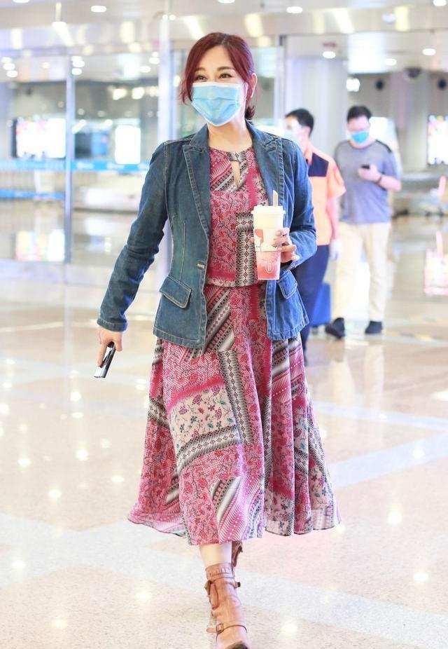 身材|陈松伶真是时髦阿姨,穿牛仔衣配印花裙太减龄,比小8岁老公洋气