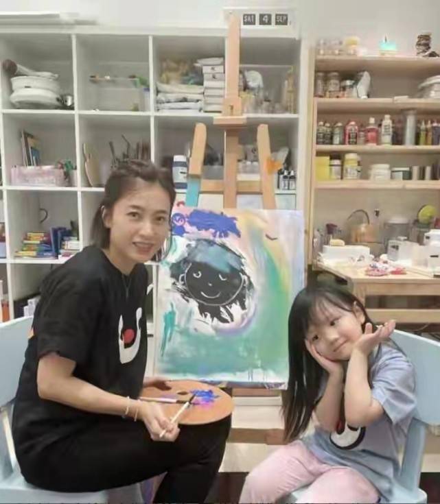 甘比|甘比3岁女儿罕见露正脸！穿短袖跟妈妈参加活动，长相神似刘銮雄
