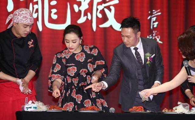 花朵|陈德容保养的太好了，穿这么土气显老的裙子，也不像奔五的年纪