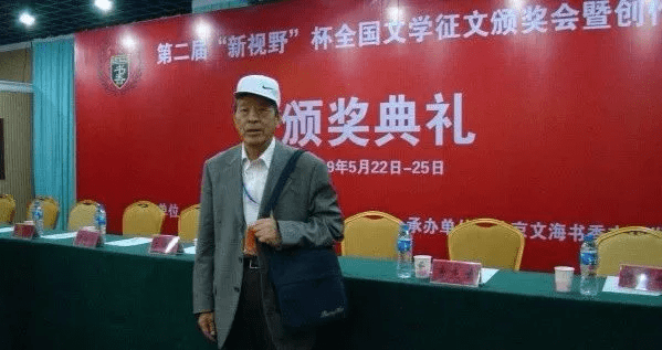 董虎艇写在教师节愿先生微笑着远行