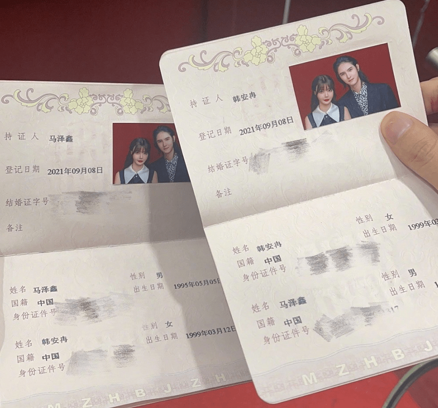 服装|99年的韩安冉又结婚了，才22岁就已经二婚，与老公穿情侣装真配
