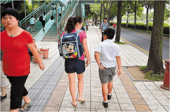 同学|“新型冷暴力”正在同学间蔓延，孩子偷偷抹眼泪，家长却没察觉到