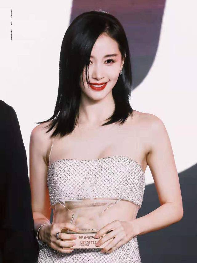 都能|王子文儿子都能“打酱油”了仍敢穿，上身只遮重要部位，个性飒气？