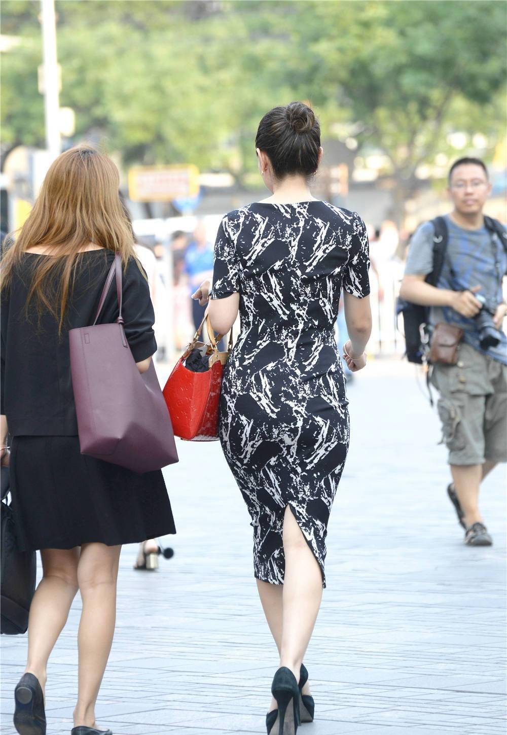 纹理|黑白色纹理紧身长裙，微胖身材穿着才好看，搭配10厘米的高跟鞋
