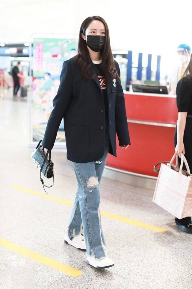 董璇真|42岁董璇真令人羡慕，随意穿条“拖地长裤”，造型都很显好身材