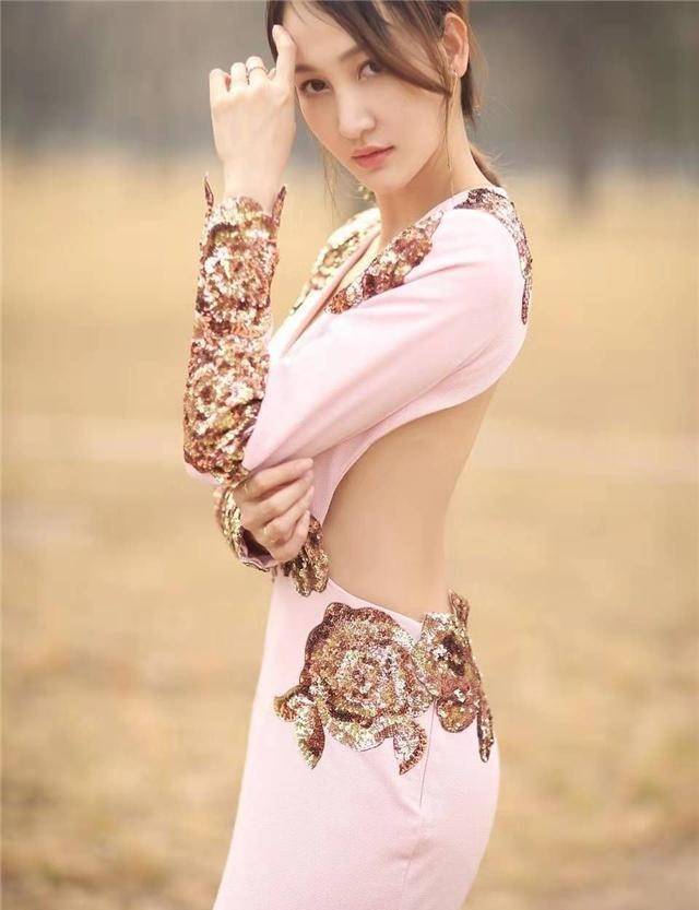 国乒男|“国乒男神”王皓晒全家福，妻子一张“祸水脸”，感觉很有优势美