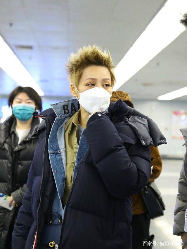 宁静|48岁宁静身材真瘦,机场叠穿“4层衣服”也不显胖,羡慕“姐姐”