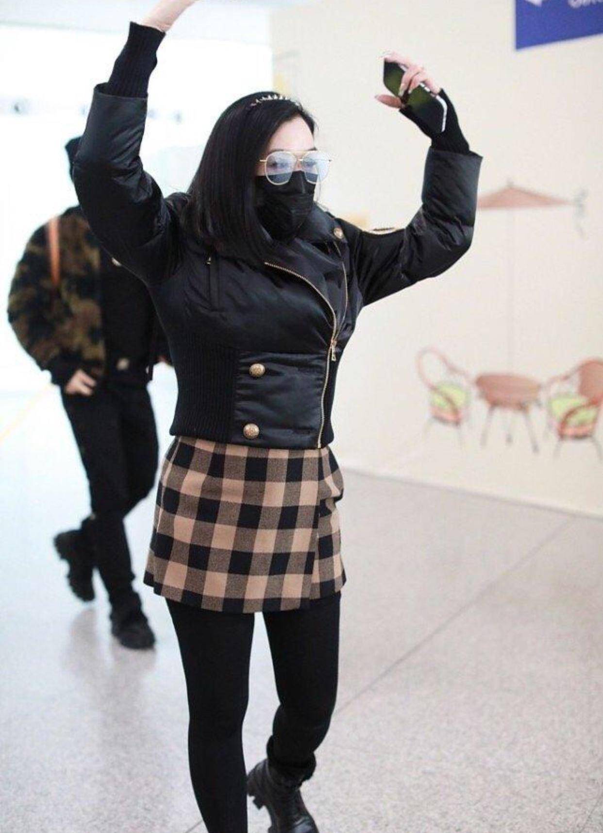 服装|钟丽缇两口子走机场，身材微胖还穿紧身外套，勒出“马蜂腰”绝了