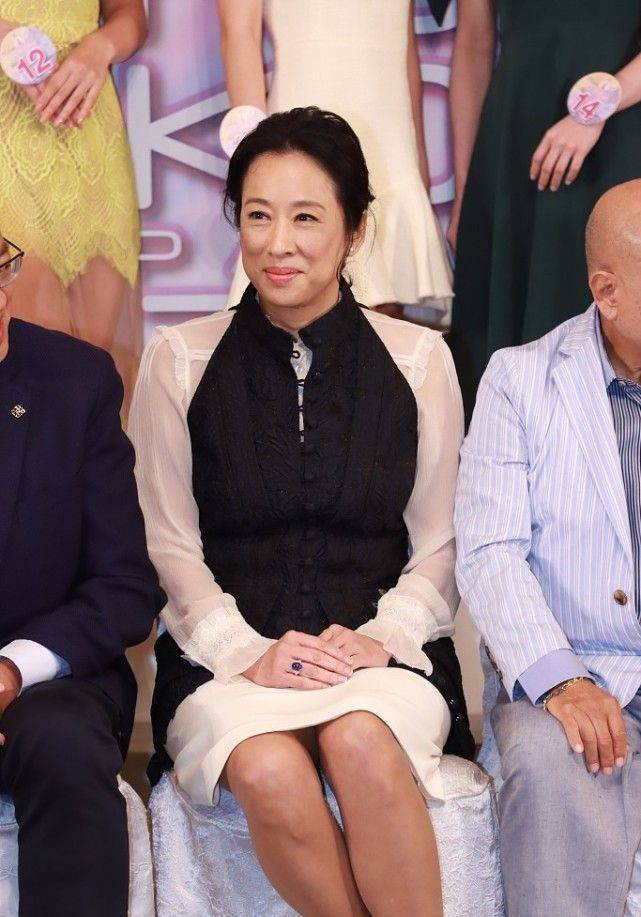 活动|朱玲玲现身港姐评委见面会，生图眼袋松弛，皱纹增多暴露63岁年龄？