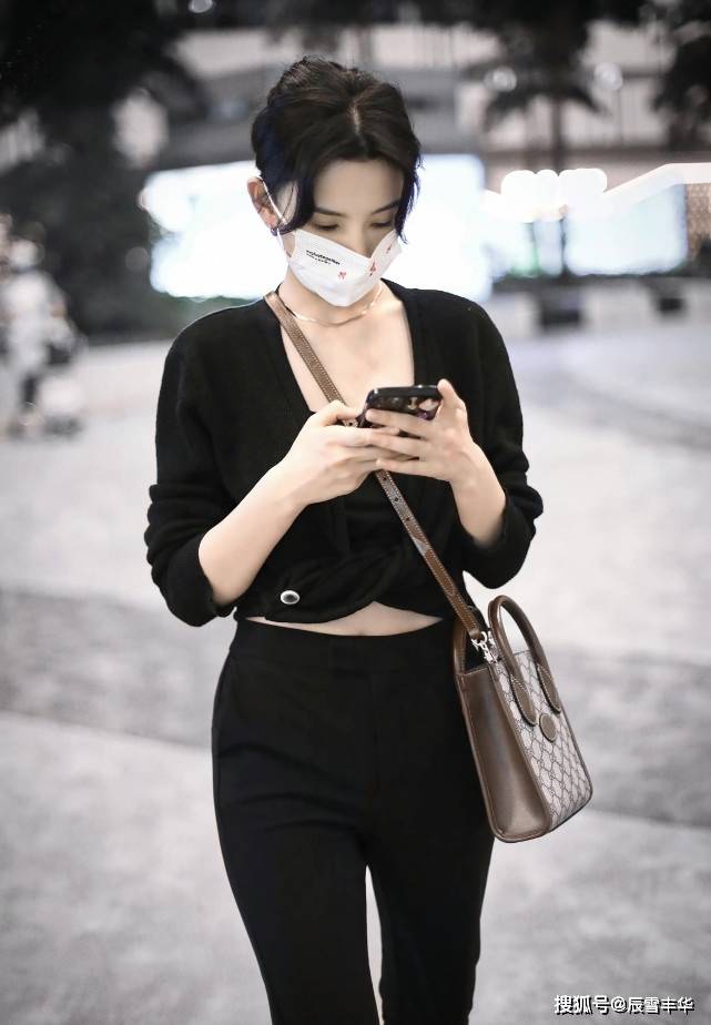 身材|学宋祖儿这样穿针织衫,衣角拧成麻花配喇叭裤,一身黑照样显年轻