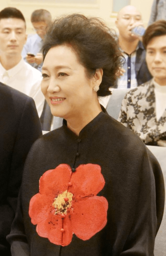 身材|车晓的瘦让身材大打折扣，别看妈妈王丽云穿得花，也比闺女有气质