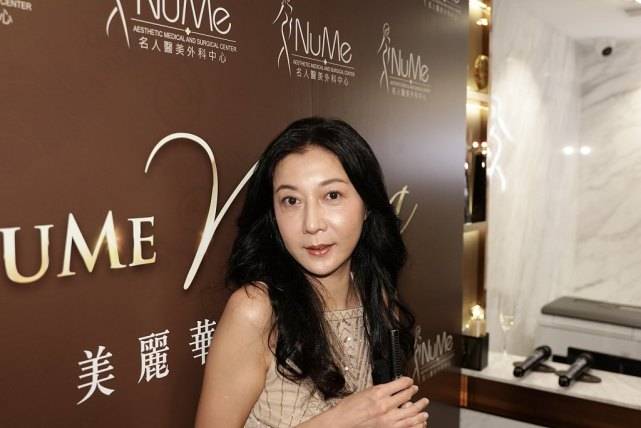 个性|成龙旧爱吴绮莉风韵犹存,穿紧身裙腰部镂空惹眼,长腿没半点缩水!