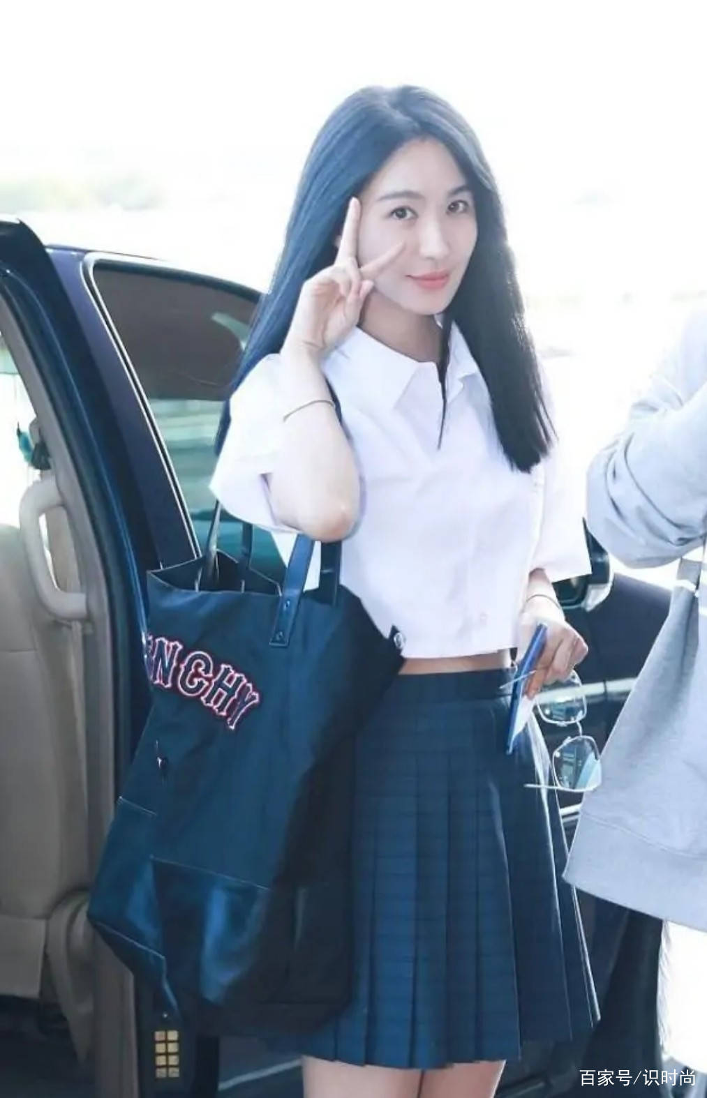 黑色|33岁的李菲儿挺会打扮，学生装搭配清纯可爱，大长腿是格外吸睛