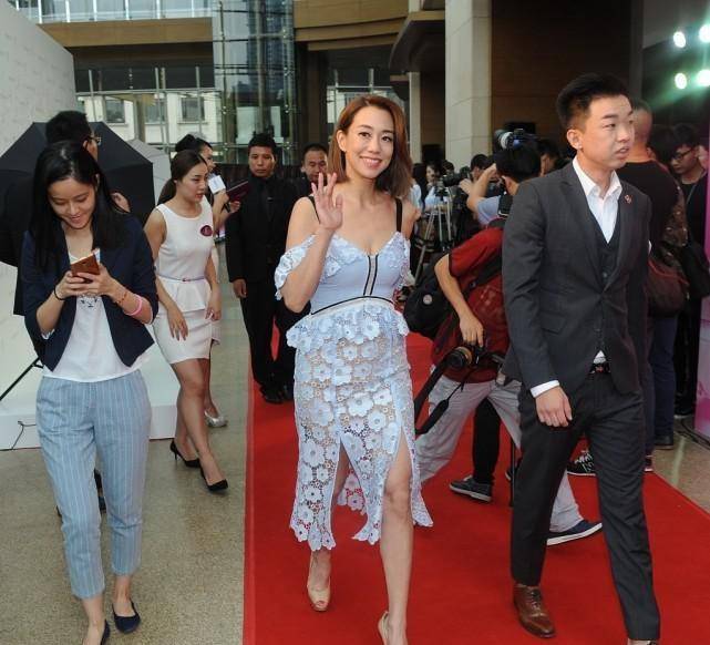 吴辰君|吴辰君43岁了，还喜欢少女感的穿搭，蓝色吊带裙轻薄透气挺显形