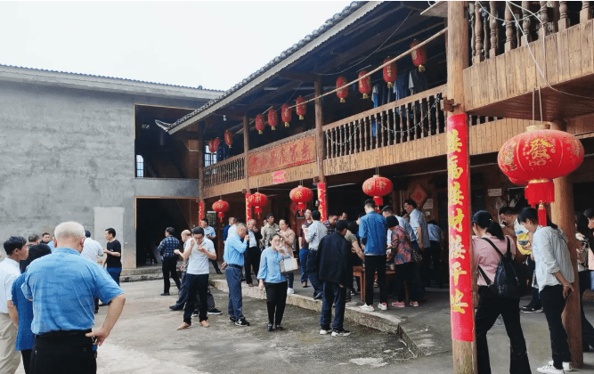 两水苗族乡塘洞村地处越城岭腹地,四面环山而抱,曾经因为基础设施落后