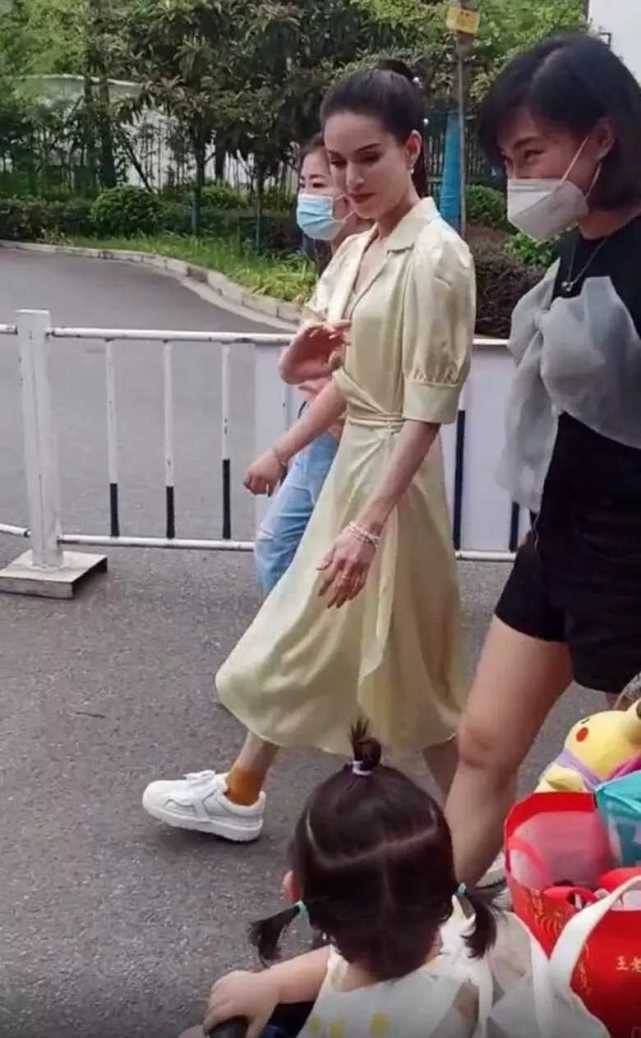 网友|李若彤身材干瘦，皮肤焉瘪俨然一个老太太，就别营销漂亮冻龄了！