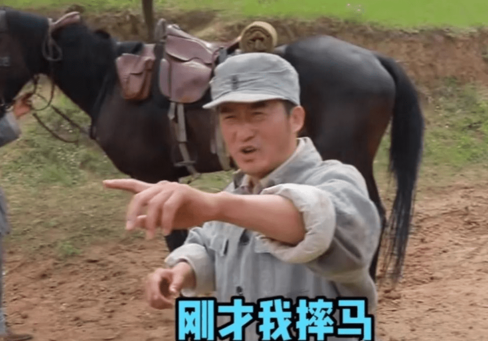 47岁的吴京在拍戏时不小心从马上摔了下来 他起床后的第一句话是 马有什么问题吗?
