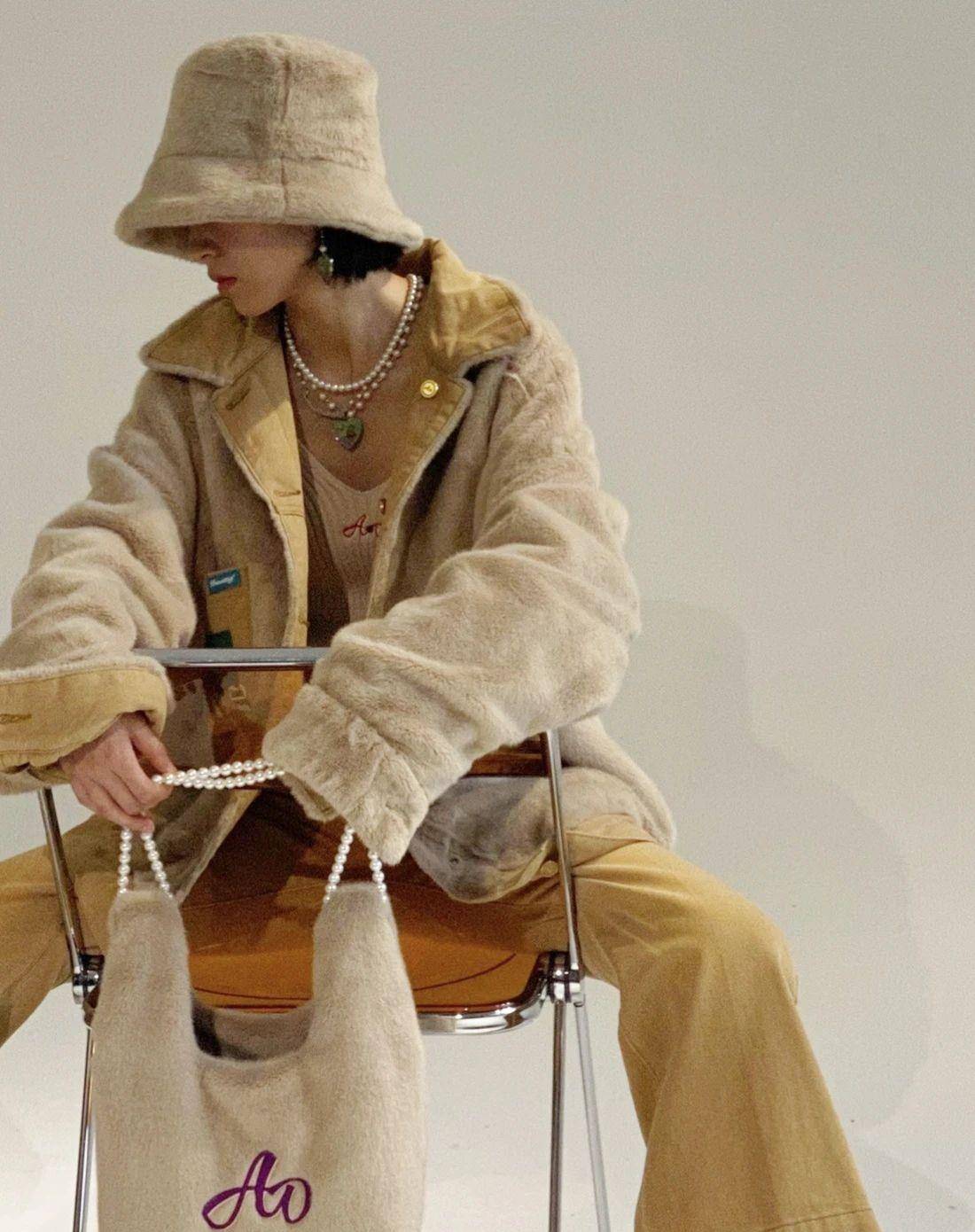 配饰|周雨彤在《我在他乡挺好的》中演技哭戏值得夸，她的衣品更值得夸