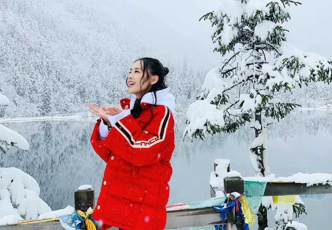 下半身|黄圣依雪地里太会穿了，红色羽绒服配小脚裤凹造型，显瘦又保暖