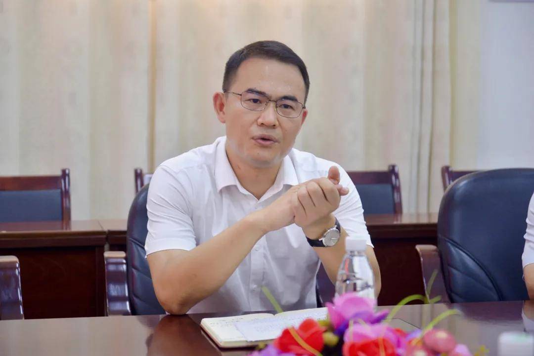 湘潭县人民政府领导肖小年等同志在县教育局党委书记,局长彭光宇,县