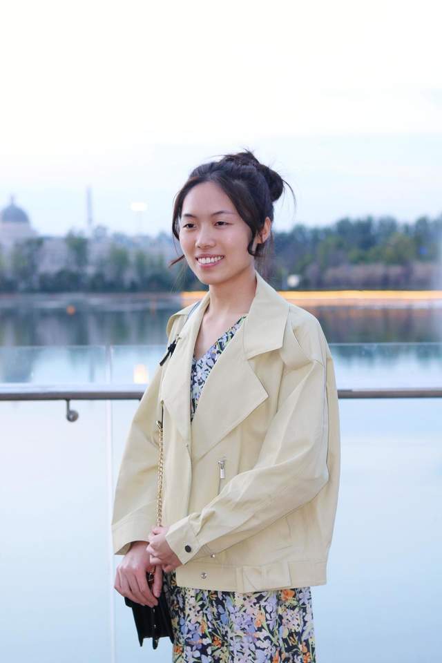 小个子|早秋怎么穿才洋气？学颜红橙用短风衣配碎花裙清爽简约，实用日常