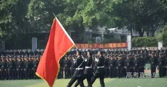 校服|万万没想到！到了大学还是要穿校服，而且这么难看！