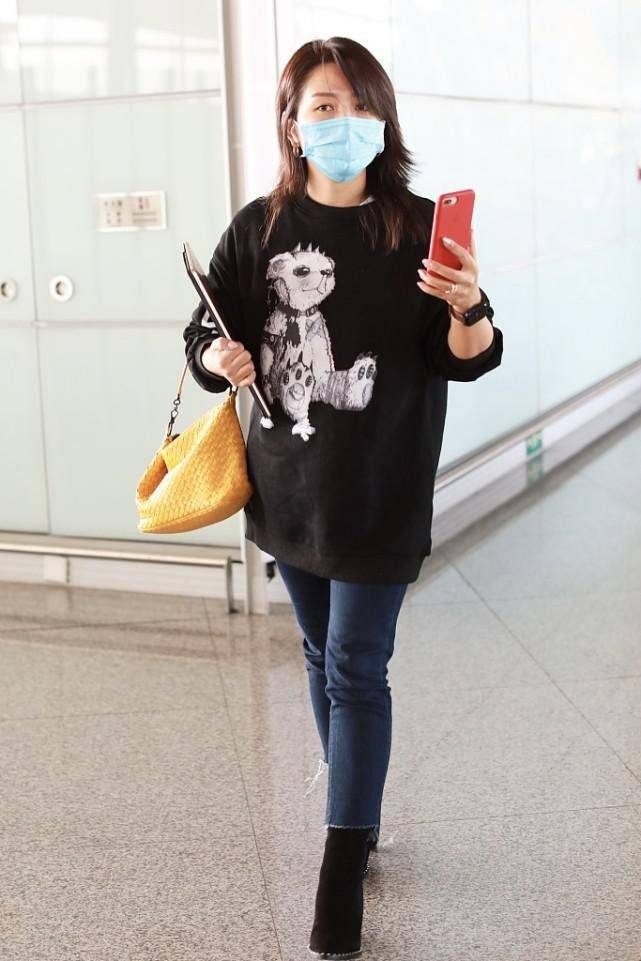 超短裙|何洁身材微胖却很会穿，卫衣配鲨鱼裤活力十足，穿出少女的活泼感