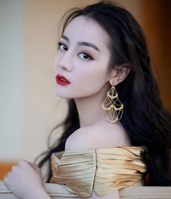 曲线|迪丽热巴香槟礼服大秀凹凸身材，腰部曲线露出女人味，妩媚又高贵