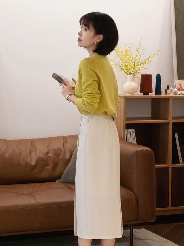 毛衣|秋季怎么穿出高级感？毛衣外套搭配牛仔半裙减龄俏皮，保暖舒适