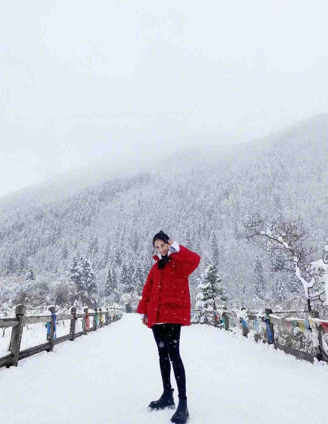下半身|黄圣依雪地里太会穿了，红色羽绒服配小脚裤凹造型，显瘦又保暖