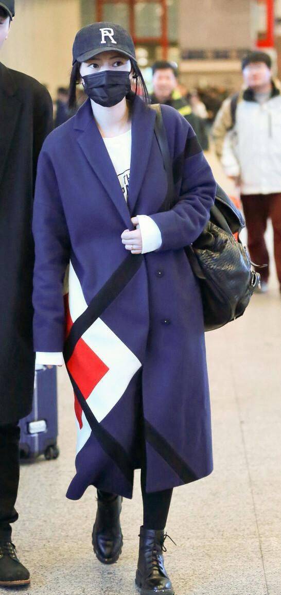 设计|高圆圆太适合蓝色了，一袭深蓝色长裙好优雅，一般人真是比不上