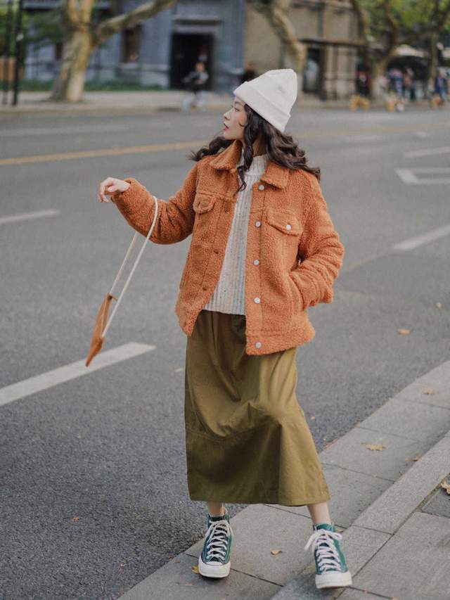 毛衣|秋季怎么穿出高级感？毛衣外套搭配牛仔半裙减龄俏皮，保暖舒适