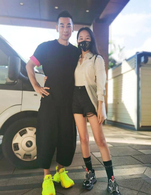 妻女|赵文卓生活中挺随性,和妻女同框穿休条纹T恤,看着挺大气