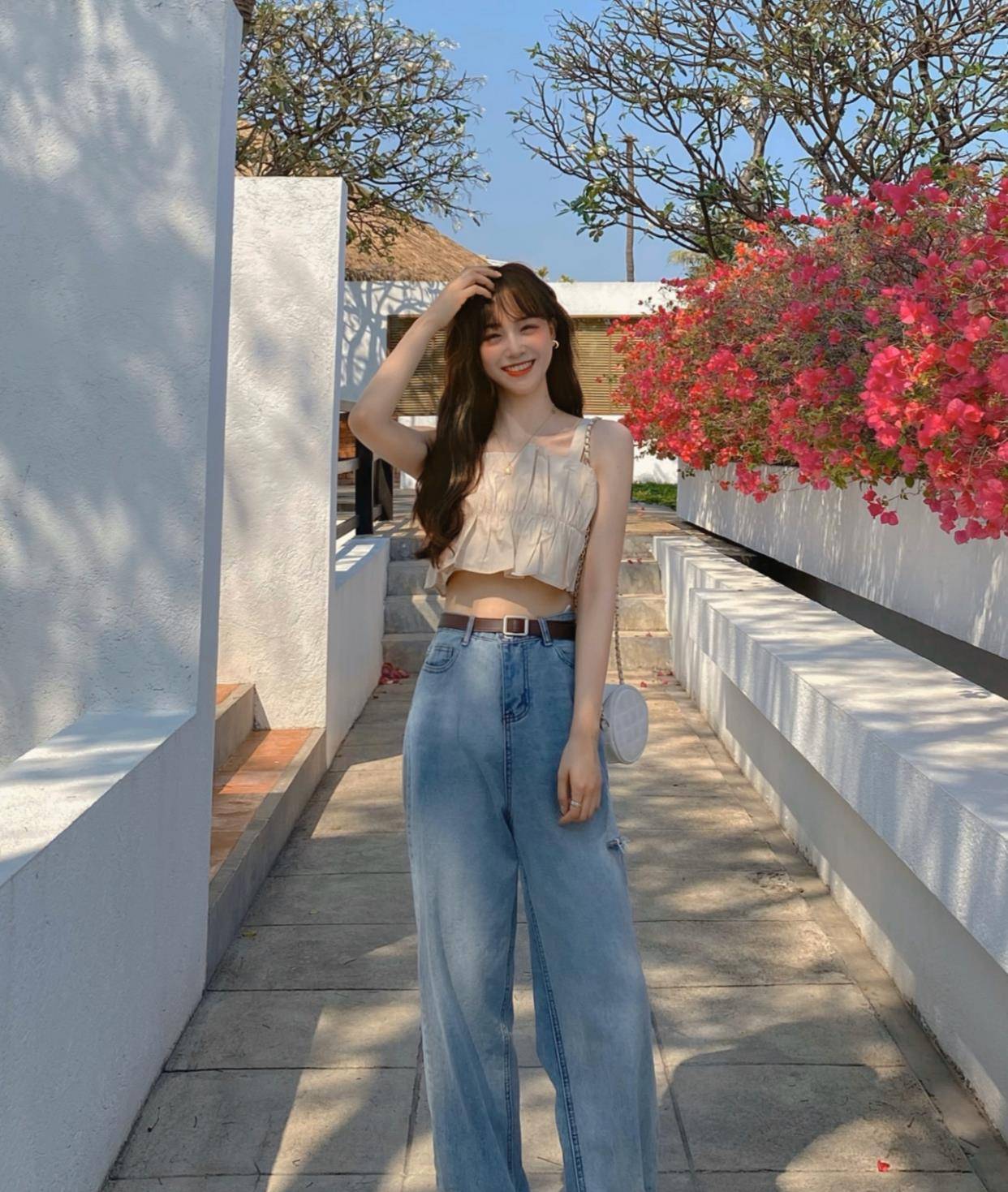 吊带|女人再懒,也别总穿T恤出门,今年流行“吊带+裤子”,时髦又清爽